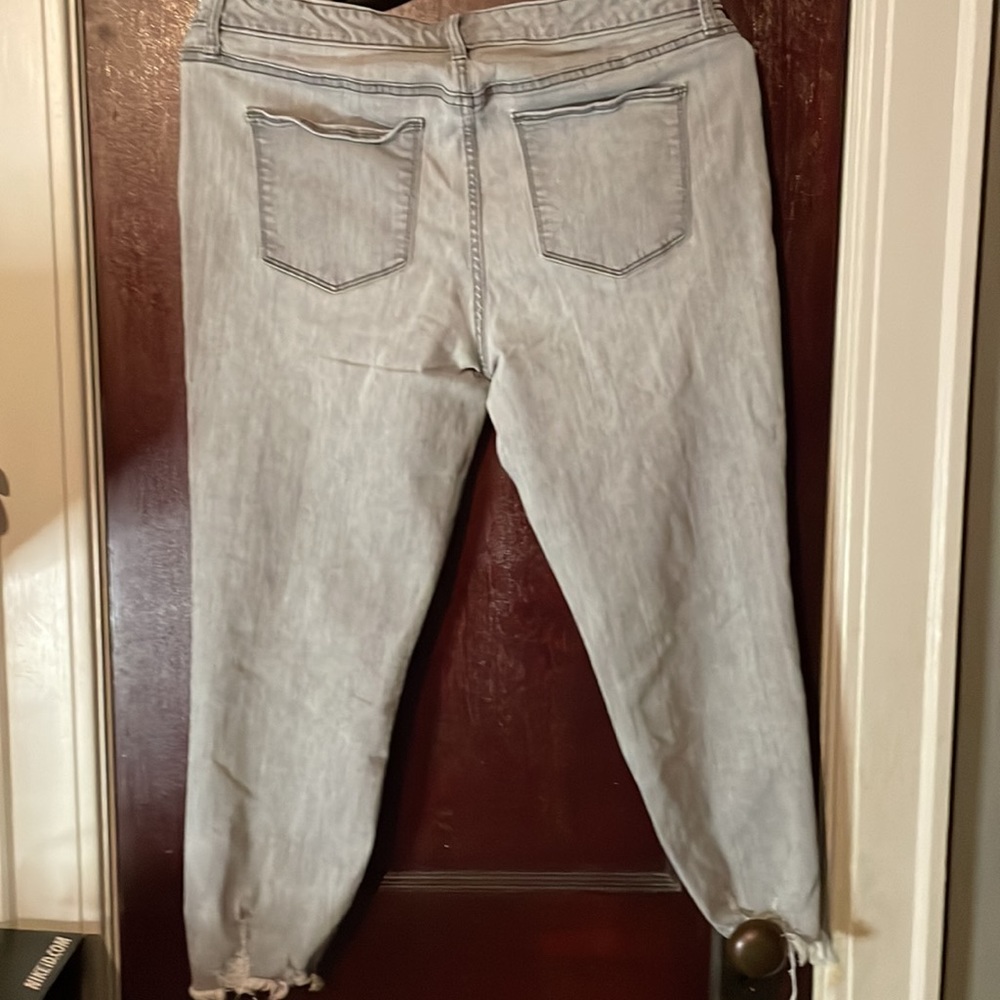 Universal Thread capris - Picture 2 of 3
